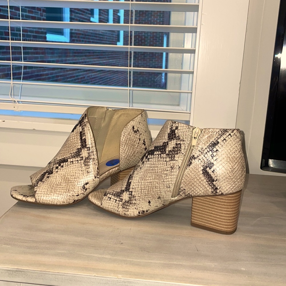 Fergalicious snake skin shoes size 7.5. Excellent condition